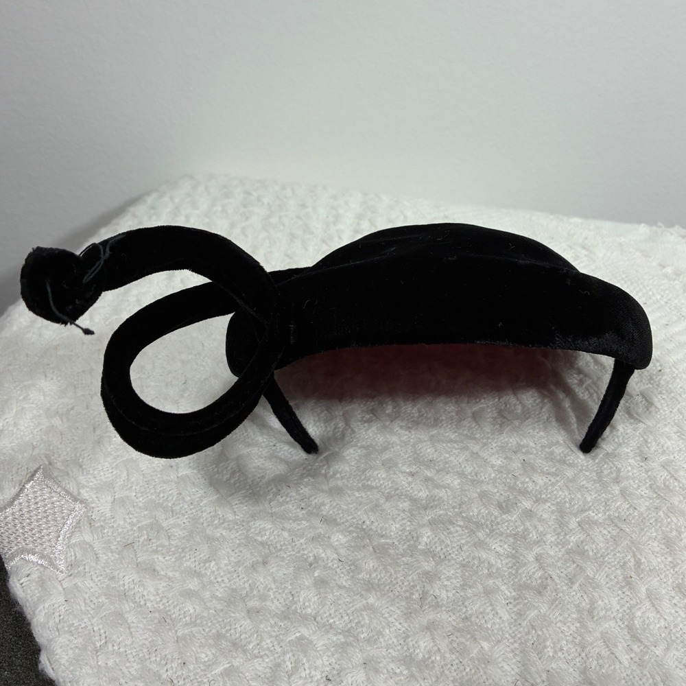 Vintage 1950s Frank R Jelleff Black Velvet Tilt Hat Sculptural Curl Cocktail